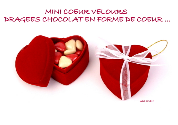 Mini coeur en velours garni de dragées chocolat en forme de coeur